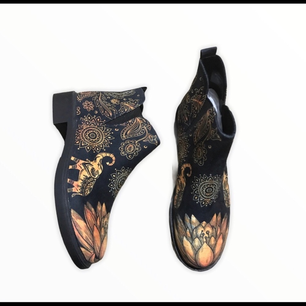 YES WE VIBE Elephant Gold, Black Boots